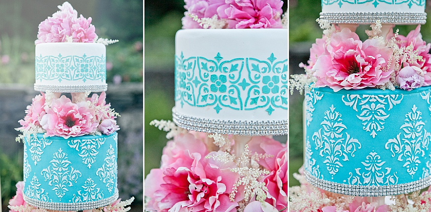 Роскошный свадебный торт украшенный трафаретом