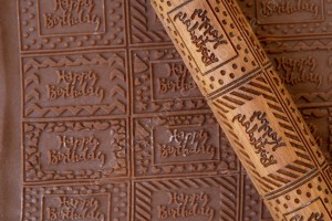 Скалка с узором Happy birthday. Рецепт печенья в подарок.