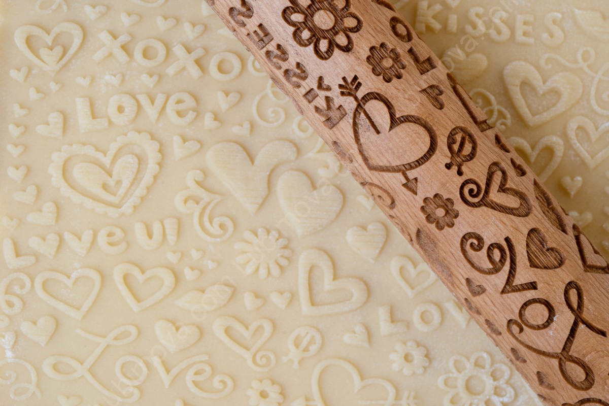 Скалка с узором Любовные надписи с сердечками. Рецепт печенья в подарок.